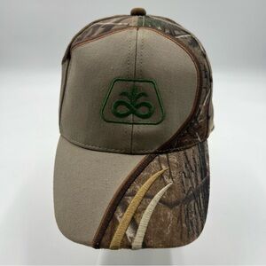 Men’s Cabela’s Camo‎ embroidered pioneer hat. Adjustable strap closure.